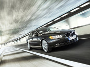 Седан Volvo S80 с турбированным 2,5-литровым двигателем мощностью 231 лошадиная сила и шестиступенчатым автоматом стоит 1 миллион 340 тысяч рублей.