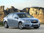 **Chevrolet Cruze** - опасный конкурент Civic. Корейский седан в максимальной комплектации стоит как средний вариант японца - 819 тысяч рублей. На выбор предлагаются два двигателя 1.6 и 1.8 мощностью 109 и 141 лошадиных сил соответственно. Салон автомобиля чем-то напоминает Opel Insignia, но качество материалов значительно ниже. По по динамике кореец серьезно уступает из-за задумчивого автомата. Для Cruze недоступен люк и ксенон, зато можно заказать кожаный салон. 