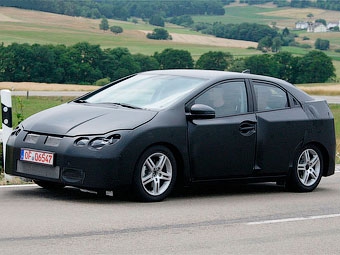 Шпионский снимок тестового прототипа нового Honda Civic. Фото с сайта autoexpress.co.uk