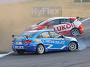 Иван Мюллер за рулем Chevrolet Cruze борется с Габриэле Тарквини на Seat Leon. Фото WTCC