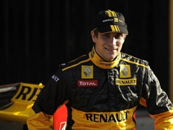 Виталий Петров на презентации болида Renault F1. Фото (c) <a href="http://lenta.ru/info/afp.htm">AFP</a>