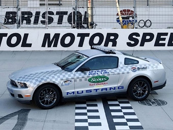 Ford Mustang на треке Bristol Motor Speedway. Фото Ford