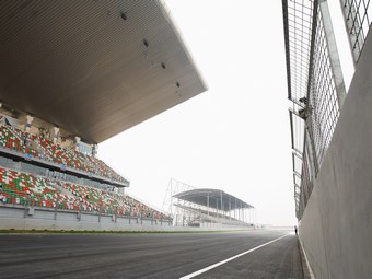 Вид на главную трибуну трассы Buddh International Circuit со стартовой прямой. Фото Red Bull
