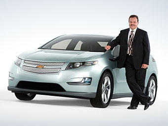 Chevrolet Volt и Тони Посаватц (руководитель отдела разработки Volt). Фото с сайта worldcarfans.com