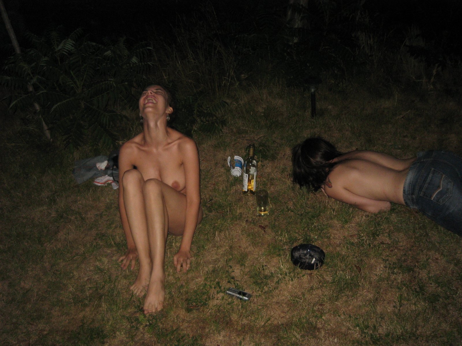 Пьяные телки из русской деревни разделись ночью у реки порно фото бесплатно