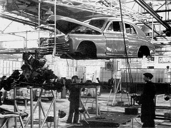 Цех сборки на заводе "ГАЗ" в 1946 году. Фото с сайта gaz20.spb.ru