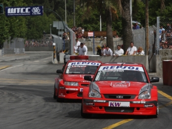 Джеймс Томпсон ("Лада Приора") во время гонки WTCC в Порту, 2009. Фото WTCC
