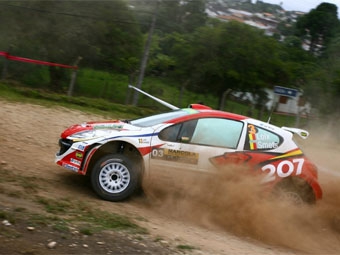 Peugeot 207 S2000 Фредди Лойкса во время второго этапа IRC-2009. Фото с сайта ircseries.com