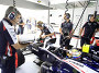 Пастор Мальдонадо за рулем болида Williams FW34 в боксах Гран-при Бахрейна. Фото Williams