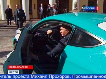 Владимир Путин в трехдверном кроссовере "ё-мобиль". Кадр "Вести 24"