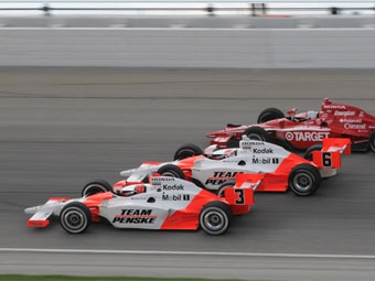 Хелио Кастроневеш (Penske №3), Райан Бриско (Penske №6) и Дэн Уэлдон (Ganassi №10) борются в три ряда во время гонки IndyCar в Чикаго, 2008. Фото с сайта motorsport.com