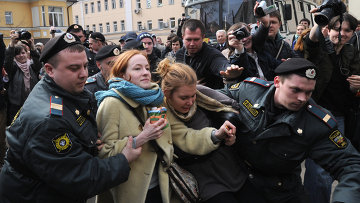 Гражданскую активистку задержали после молитвы за Pussy Riot