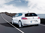 Псевдокупе Volkswagen Scirocco на деле - такой же трехдверный хэтчбек, как и Astra GTC. Минимальная цена на Scirocco в России составляет 874 тысяч рублей (с двигателем 1.4 TSI 122 силы, 6-ступенчатая механическая коробка передач). «Робот» DSG идет только со 160-сильным вариантом того же мотора (1 058 000 рублей), а 210-сильный Sicrocco тоже поставляется с DSG, но с шестью передачами (с «мокрым» сцеплением). «Топовая» модификация стоит минимум 1 196 000 рублей.