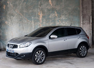 **Nissan Qashqai.** Самый продаваемый кроссовер в России, занимающий 19-е место в «топ-25» российских бестселлеров, с атмосферным мотором 2.0 (141 сила, 11,3 секунды до «сотни»), вариатором и полным приводом можно купить за 1,030 миллиона рублей. Правда, оснащен такой автомобиль будет достаточно скромно – кондиционер, электропакет и магнитола с 4 динамиками. За топовый вариант с навигацией и максимальным набором опций придется отдать 1,2 миллиона рублей.