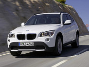 **BMW X1.** Первый представитель клана премиальных компакт-кроссоверов стоит от 1 миллиона 274 тысяч рублей. Столько просят за заднеприводный Х1 с 2‑литровым бензиновым мотором (150 лошадиных сил). Самую мощную версию Х1 -- xDrive28i с атмосферной рядной «шестеркой» (258 сил, от 1,710 миллиона рублей) -- скоро сменит новый четырехцилиндровый мотор с турбонаддувом, мощностью 245 сил. BMW X1 sDrive18i, xDrive20d, xDrive23d в базе поставляются с «ручкой», а старшие версии -- sDrive25i X1 и xDrive28d X1 -- с 6‑ступенчатой АКПП.