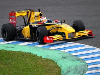 Виталий Петров за рулем Renault R30 на тестах в Хересе. Фото Renault F1