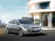 Hyundai Solaris -- родной брат Kia Rio. Solaris является логическим продолжением семейства автомобилей Hyundai Accent/Hyundai Verna. «Обрусевшая» модель получила новое имя и прописалась на заводе в Санкт-Петербурге, где выпускается в кузовах седан и хэтчбек с моторами объемом 1,4 литра (107 лошадиных сил) или 1,6 литра (123 лошадиные силы). Оба двигателя агрегатируются либо с пятиступенчатой механической коробкой передач, либо с четырехступенчатым «автоматом». Цены -- от 399 тысяч рублей.