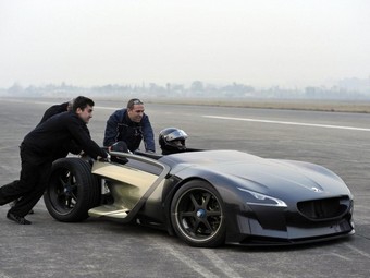 Peugeot EX1 на аэродроме города Чингху. Фото Peugeot