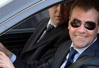 Дмитрий Медведев выбрал Mersedes для поездки на картофельное поле