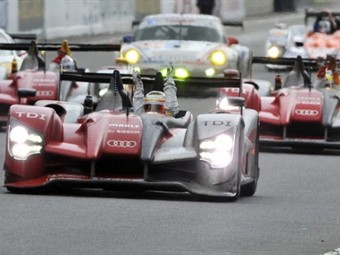 Команда Audi в гонке "24 часа Ле-Мана". Фото (c) <a href="http://lenta.ru/info/afp.htm">AFP</a>