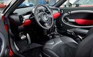 MINI Coupe -- строго двухместный автомобиль. Позади передних сидений есть немного места, куда можно положить пару небольших сумок или другие нужные в дороге вещи.
