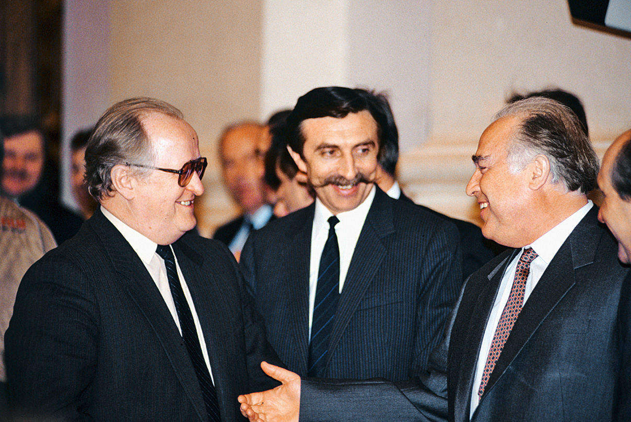 С тогдашним председателем Совета министров Виктором Черномырдиным на Внеочередном съезде народных депутатов РФ, 1993 год