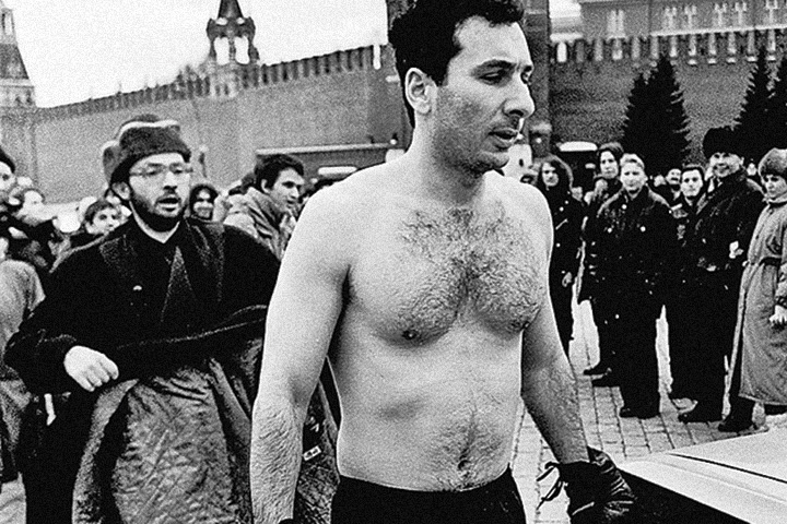В феврале 1995 года Александр Бренер вышел на Лобное место в боксерских трусах и перчатках и кричал, обращаясь к Кремлю: «Ельцин, выходи!»