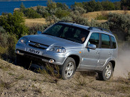 Chevrolet Niva, пожалуй, основной конкурент Renault Duster. Российский «вседорожник» комплектуется единственным бензиновым 1,7-литровым четырехцилиндровым двигателем мощностью 80 лошадиных сил и пятиступенчатой механической передач. «Нива» постоянно модернизируется, одним из последних новшеств стало внедрение ABS и фронтальных подушек безопасности. Автомобиль предлагается в четырех комплектациях по цене от 439 000 рублей.