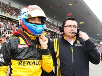 Виталий Петров и Эрик Булье. Фото с сайта planetf1.com