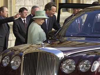 Елизавета II рядом со своим лимузином Bentley. Фото с сайта classics.com