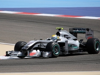Mercedes W01 Нико Росберга на свободных заездах в Бахрейне. Фото (c) <a href="http://lenta.ru/info/afp.htm">AFP</a>