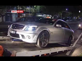 Полиция конфискует Mercedes-Benz C63 AMG Льюиса Хэмильтона. Кадр из репортажа Sky News