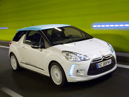 Citroen DS3 -- еще одна альтернатива. Для сравнения с MINI Coupe лучше всего подойдет 150-сильная версия с турбированным 1,6-литровым мотором, которая агрегатируется исключительно с шестиступенчатой механической коробкой передач. Цена такого автомобиля начинается от 815 тысяч рублей. Если требуется «автомат», то в арсенале имеется 120-сильная 1,6-литровая версия с «четырехступкой», ее цена -- от 762 тысяч рублей.