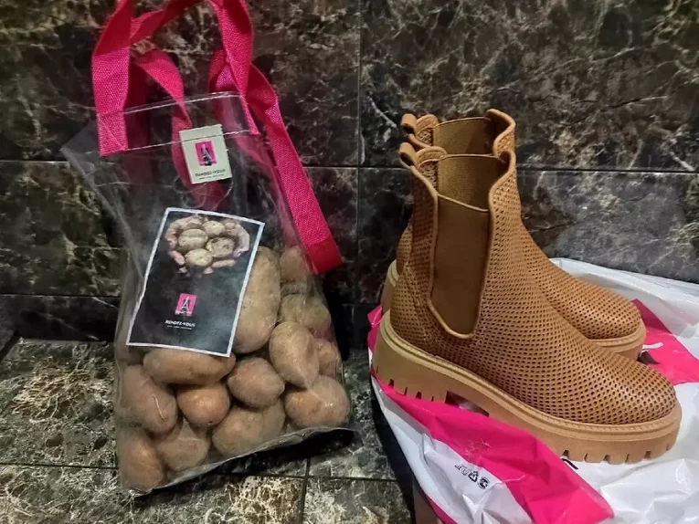 Россияне удивились странному подарку от магазина обуви