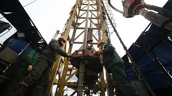 
Падение нефтяных цен лишает рубль части достижений недели
