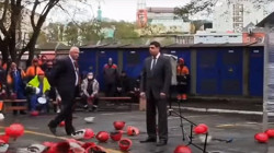 Закиданное касками руководство попало на видео