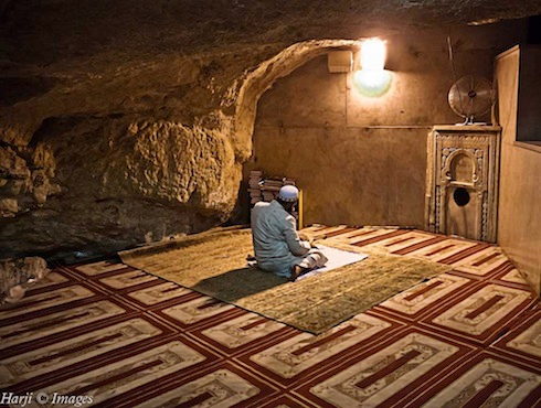 prayer-under-Al-sakhra.png