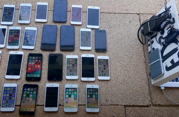 Хакер взломал одновременно 26 iPhone