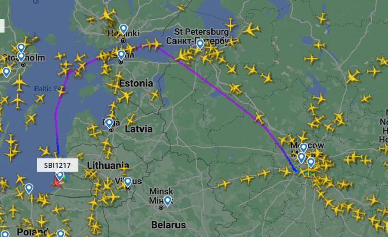 Карта летящих самолетов сейчас. Схема полета Москва Калининград. Схема полета Москва Калининград самолет. Как летит самолет в Калининград. Как сейчас летит самолет в Калининград из Москвы.