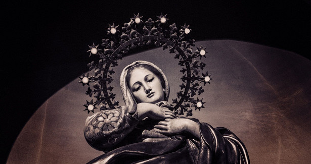 Реставраторы обнаружили настоящий цвет скульптуры Мадонны с младенцем на соборе Дуомо