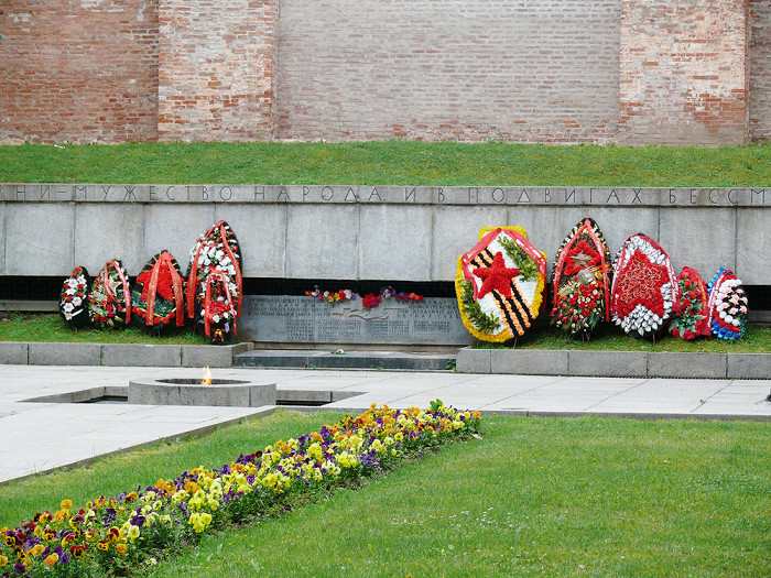 Мемориал огонь вечной славы великий новгород. Мемориал 2-й ударной армии в новгородской области. Мясной бор новгородская область долина. Великий новгород танк. Новгородский мемориал.