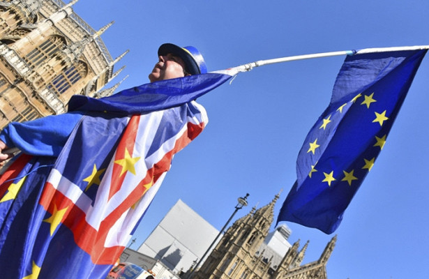 Британия пытается отложить выход из ЕС