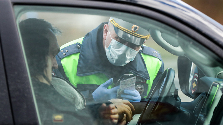 Москвичка забаррикадировалась от полицейских и попала на видео