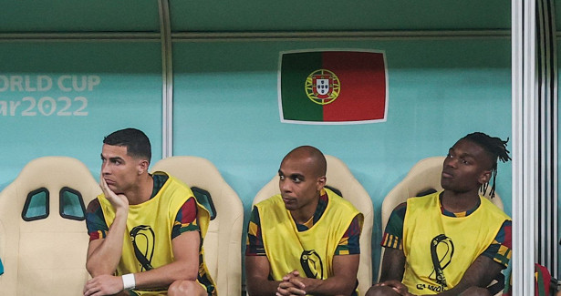 Фото: грустный Роналду наблюдает за игрой сборной Португалии со скамейки запасных
