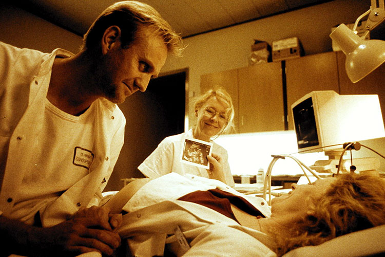 Колготкидегі жетілген әйел елікті