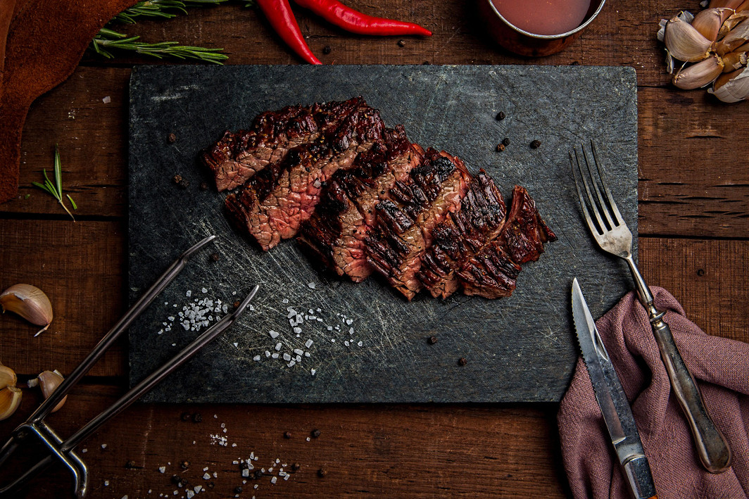 Лучший стейк в петербурге. Red. Steak&Wine, Санкт-Петербург. Стейк вино перекресток. Кот и стейк.