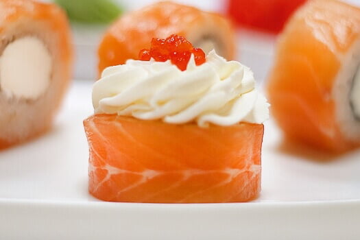 Суши 50 лет октября. Суши 50 лет октября. Ролл bluefin суши сет. Суши и роллы. Тунец, александров суши бар.