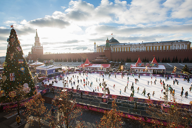 Каток в кремле. Кремлевский каток Москва. Кремль красная площадь каток. В Москве демонтируют ГУМ каток. Новогодняя Москва Кремль каток.