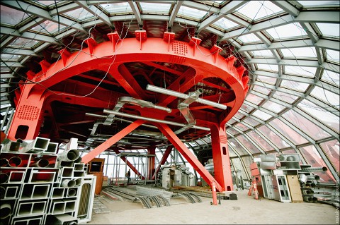 Конструкция в центре Живописного моста в 2010 году, до завершения отделочных работ