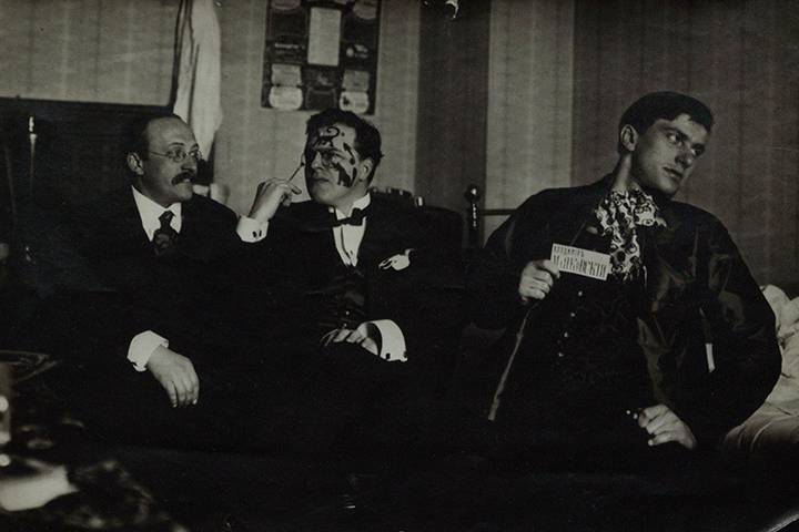 Андрей Шемшурин, Давид Бурлюк, Владимир Маяковский.
Москва, 1914 год